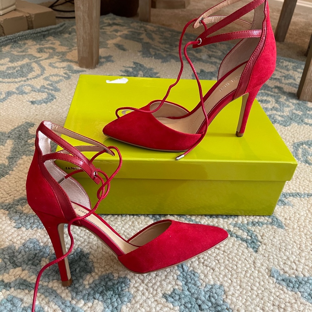 Super cute Gianni Bini red heels